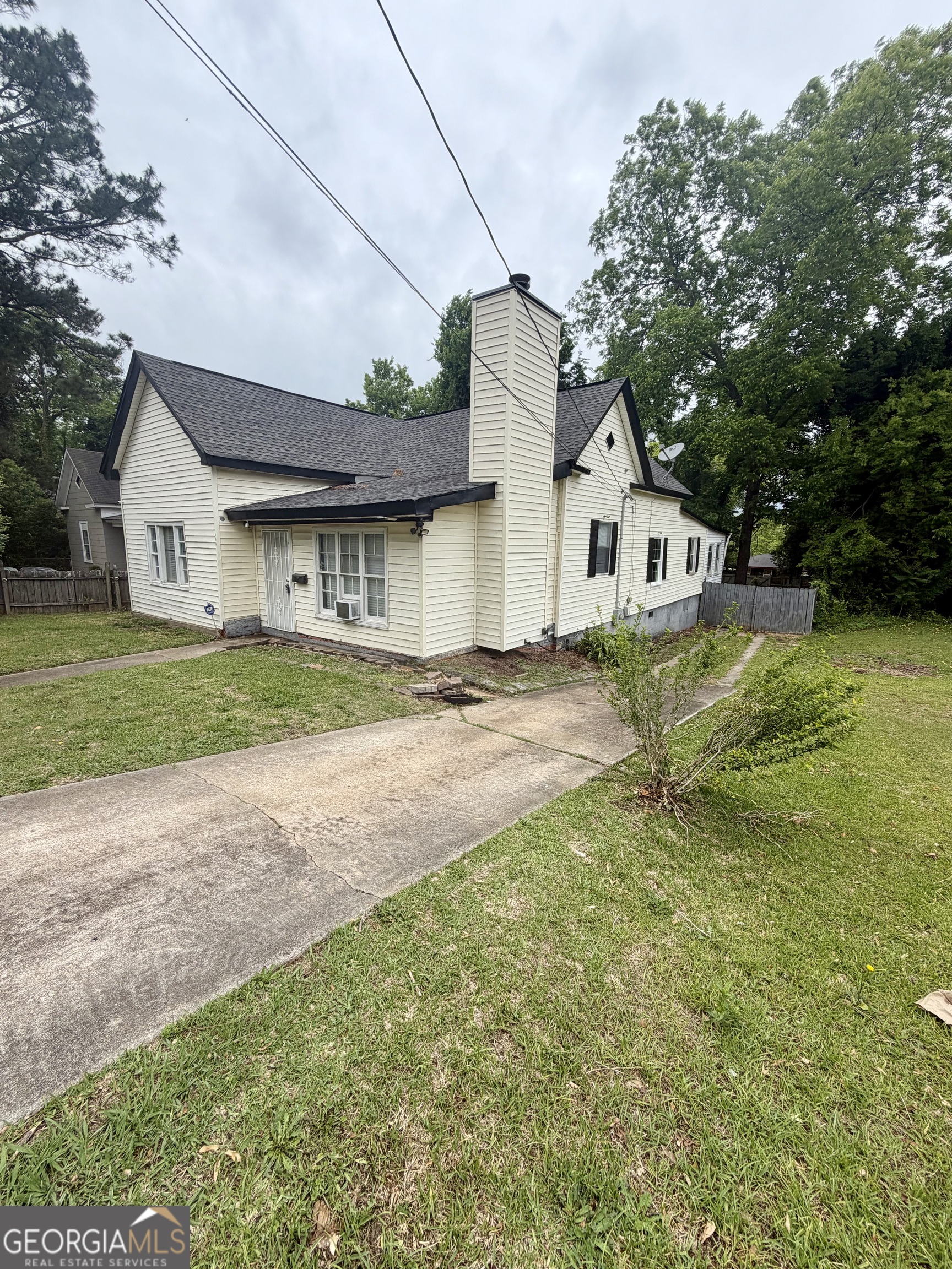 666 Woolfolk Street Macon, GA 31217 - Photo 3 of 60 a house view with a garden space