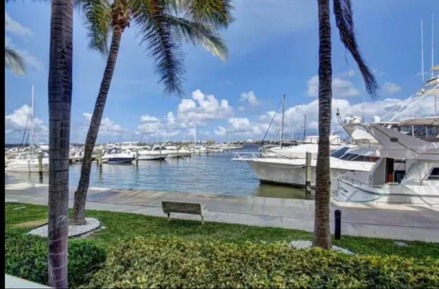 $3,000 | 802 West Windward Way, Unit 216, Lantana, FL 33462