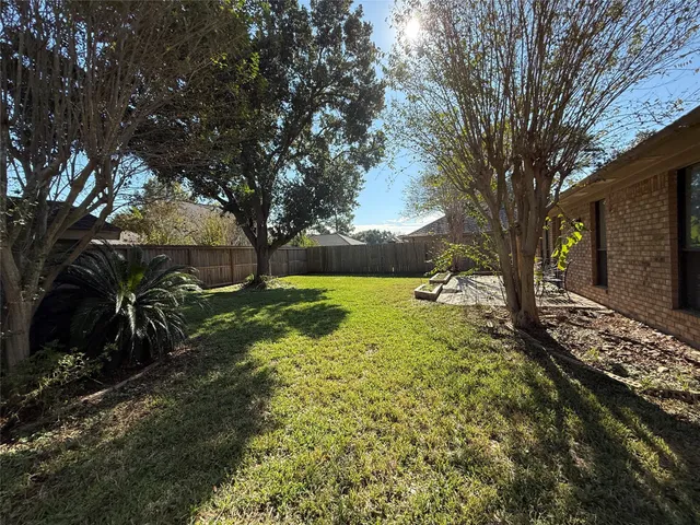 a view of yard with tree