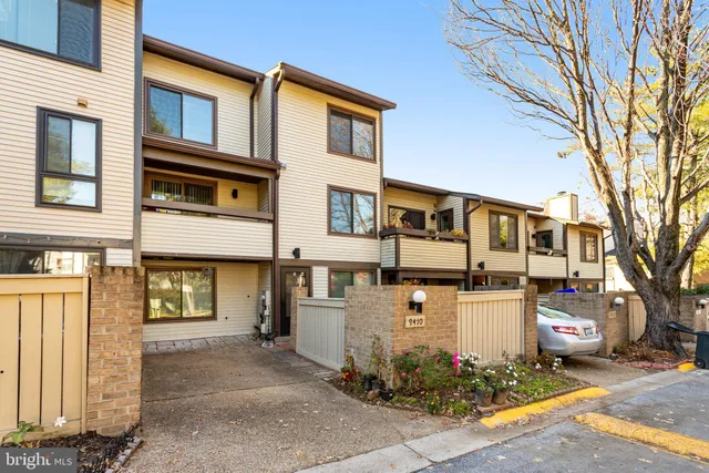 a view of a house with backyard