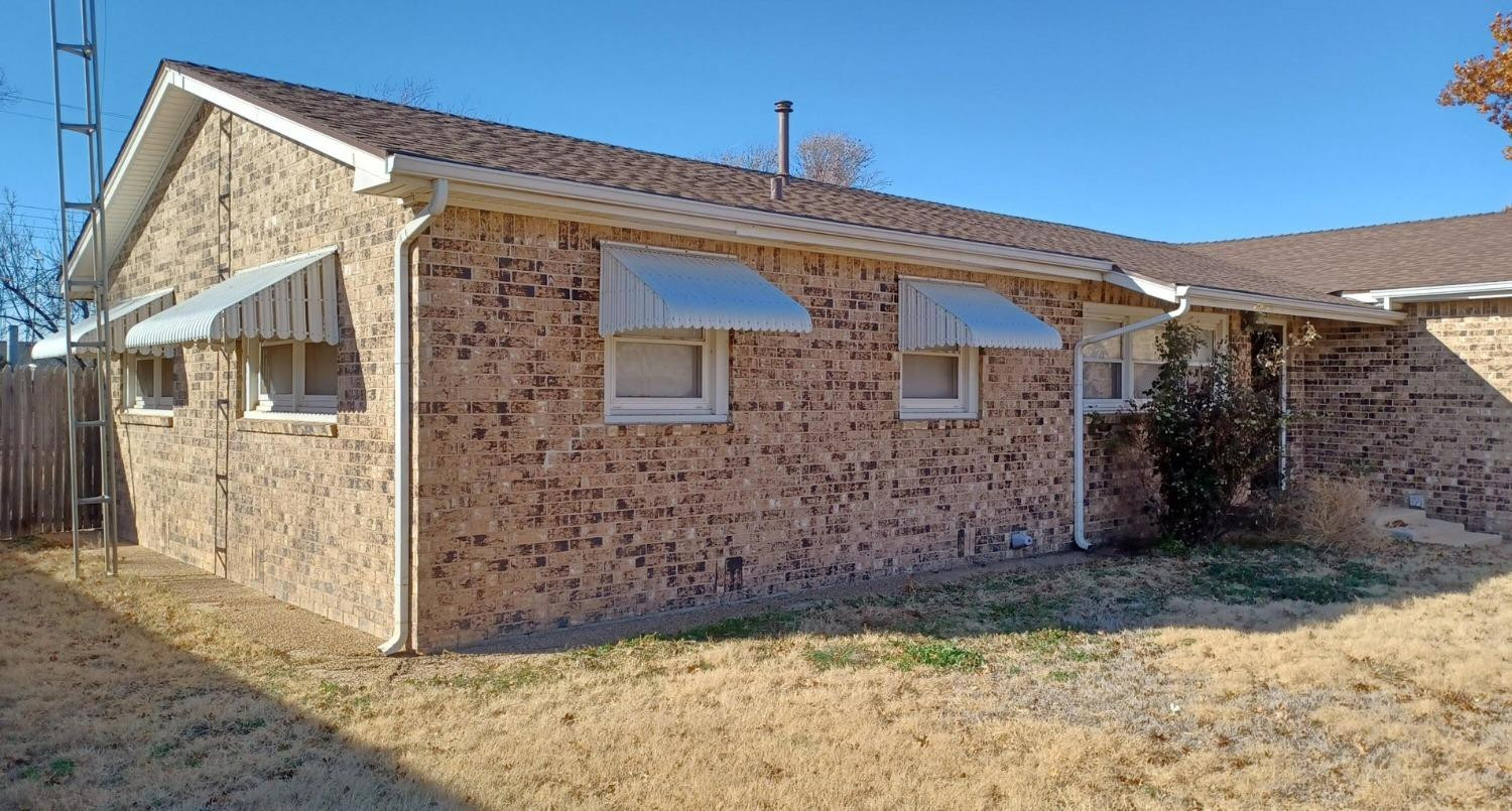 206 South W 7th Street Lockney, TX 79241 - Photo 3 of 47 a front view of a house with a yard