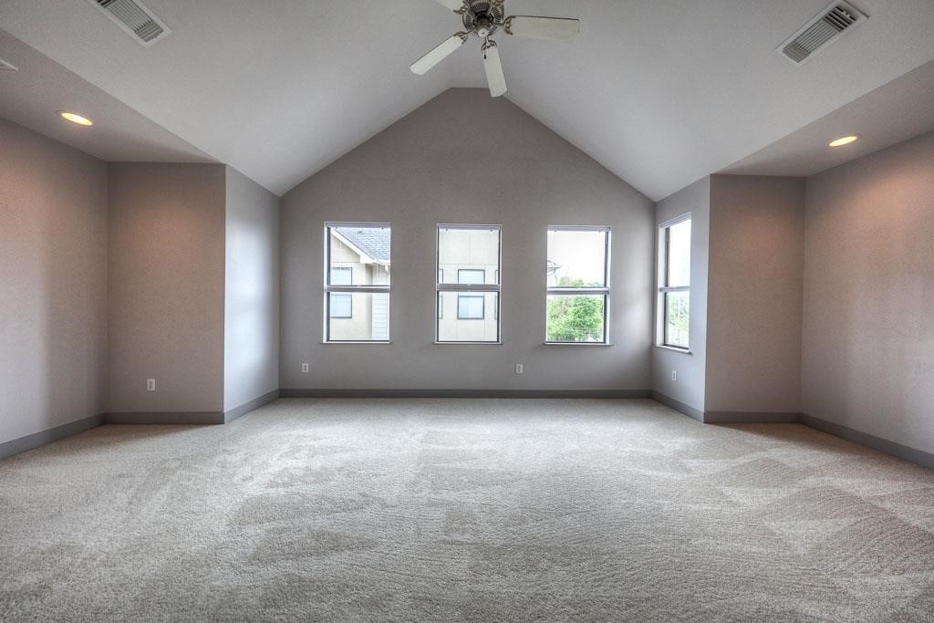 2310 Union Street, Unit A Houston, TX 77007 - Photo 12 of 16 an empty room with windows