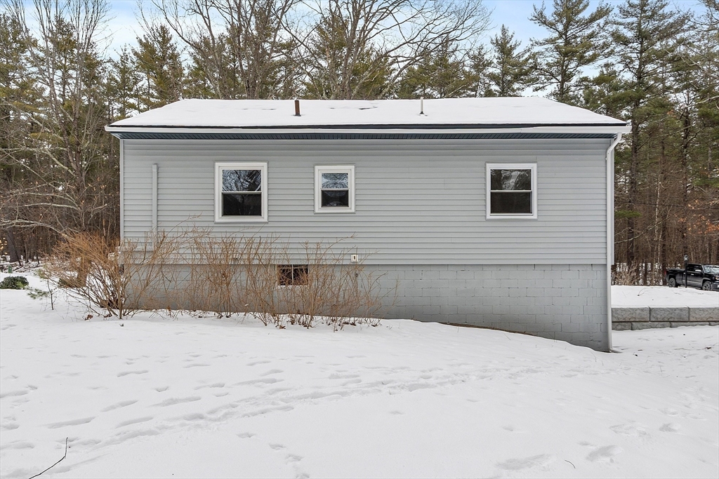 10 Townsend Road Shirley, MA 01464 - Photo 4 of 38 a front view of a house