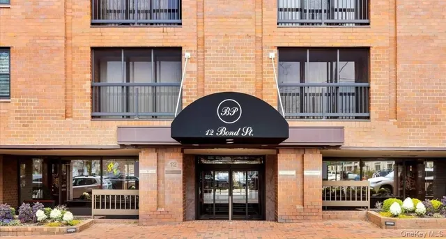 $6,250 | 12 Bond Street, Unit 5A, Great Neck, NY 11021