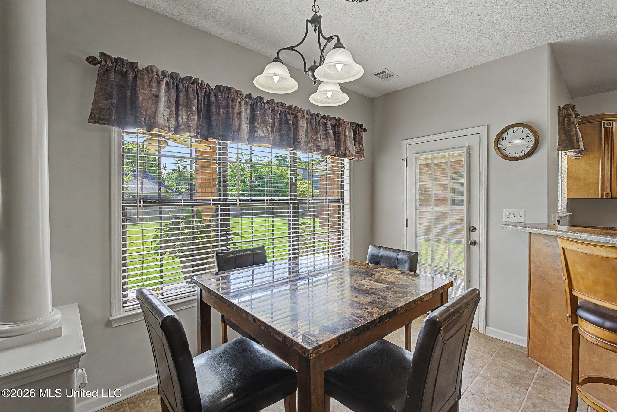 932 Gates Street Hernando, MS 38632 - Photo 15 of 54 Kitchen dining!
