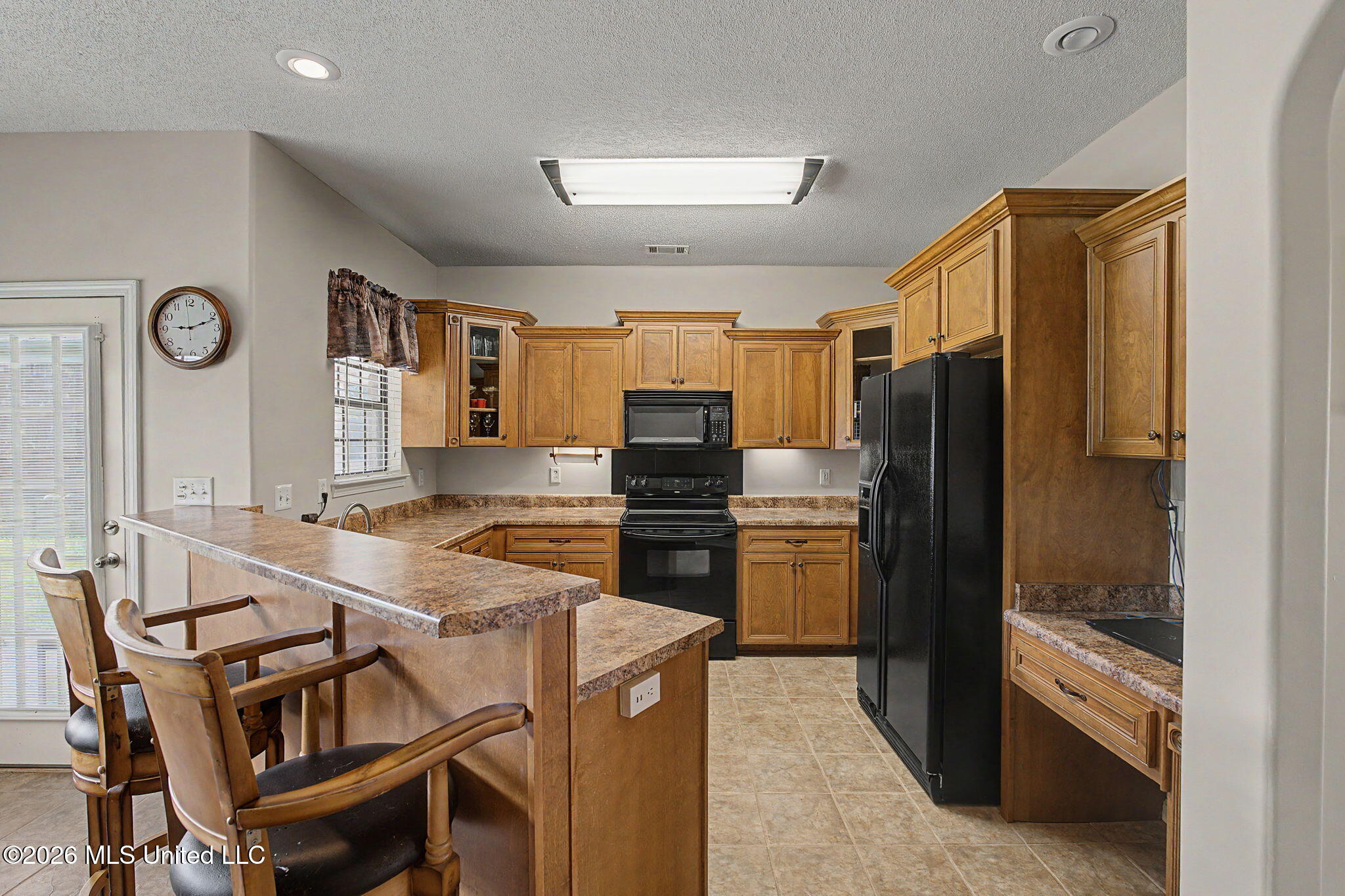 932 Gates Street Hernando, MS 38632 - Photo 16 of 54 Kitchen with breakfast bar!