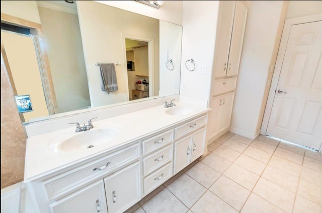 3011 Houston Avenue, Unit B Houston, TX 77009 - Photo 19 of 24 a spacious bathroom with a double vanity sink and a mirror