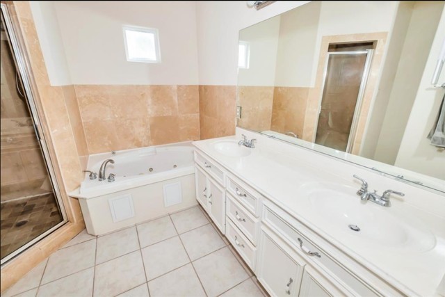 3011 Houston Avenue, Unit B Houston, TX 77009 - Photo 20 of 24 a bathroom with a tub sink and mirror