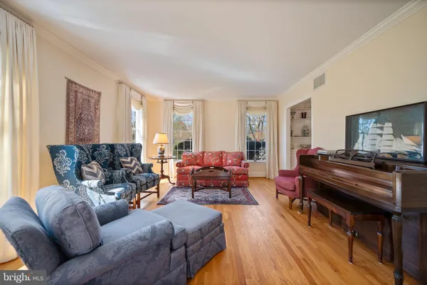 a view of a livingroom with furniture