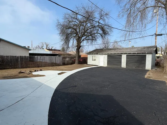 $349,000 | 122 East 11th Street, Hanford, CA 93230