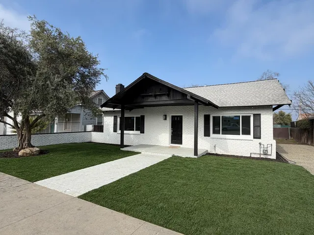 $329,000 | 122 East 11th Street, Hanford, CA 93230