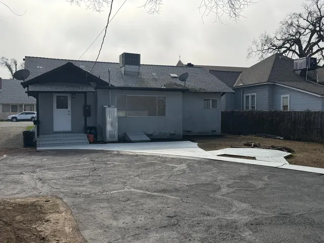 $349,000 | 122 East 11th Street, Hanford, CA 93230