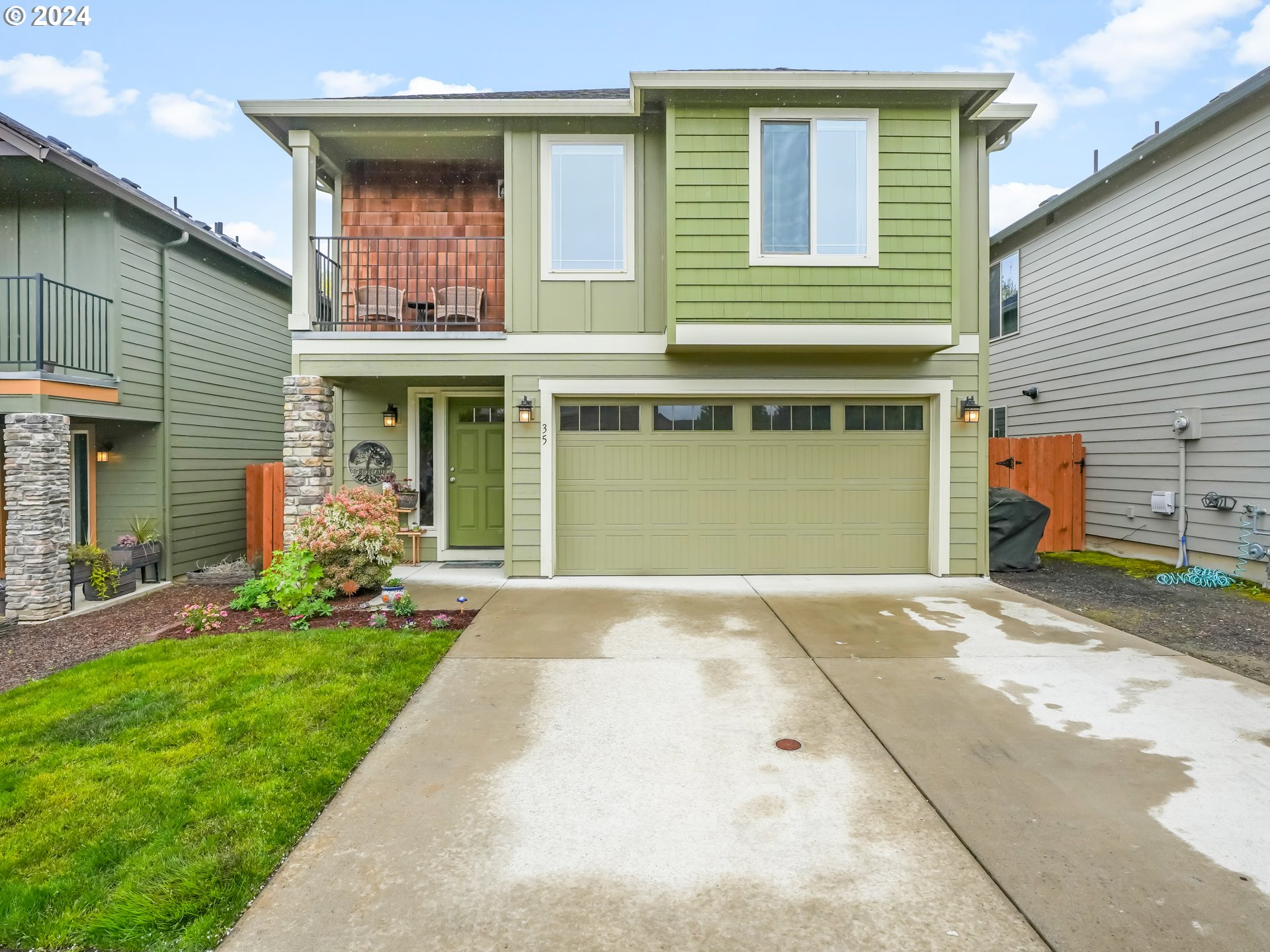35 North 42nd Place Ridgefield, WA 98642 - Photo 1 of 31 a front view of a house with a yard and garage