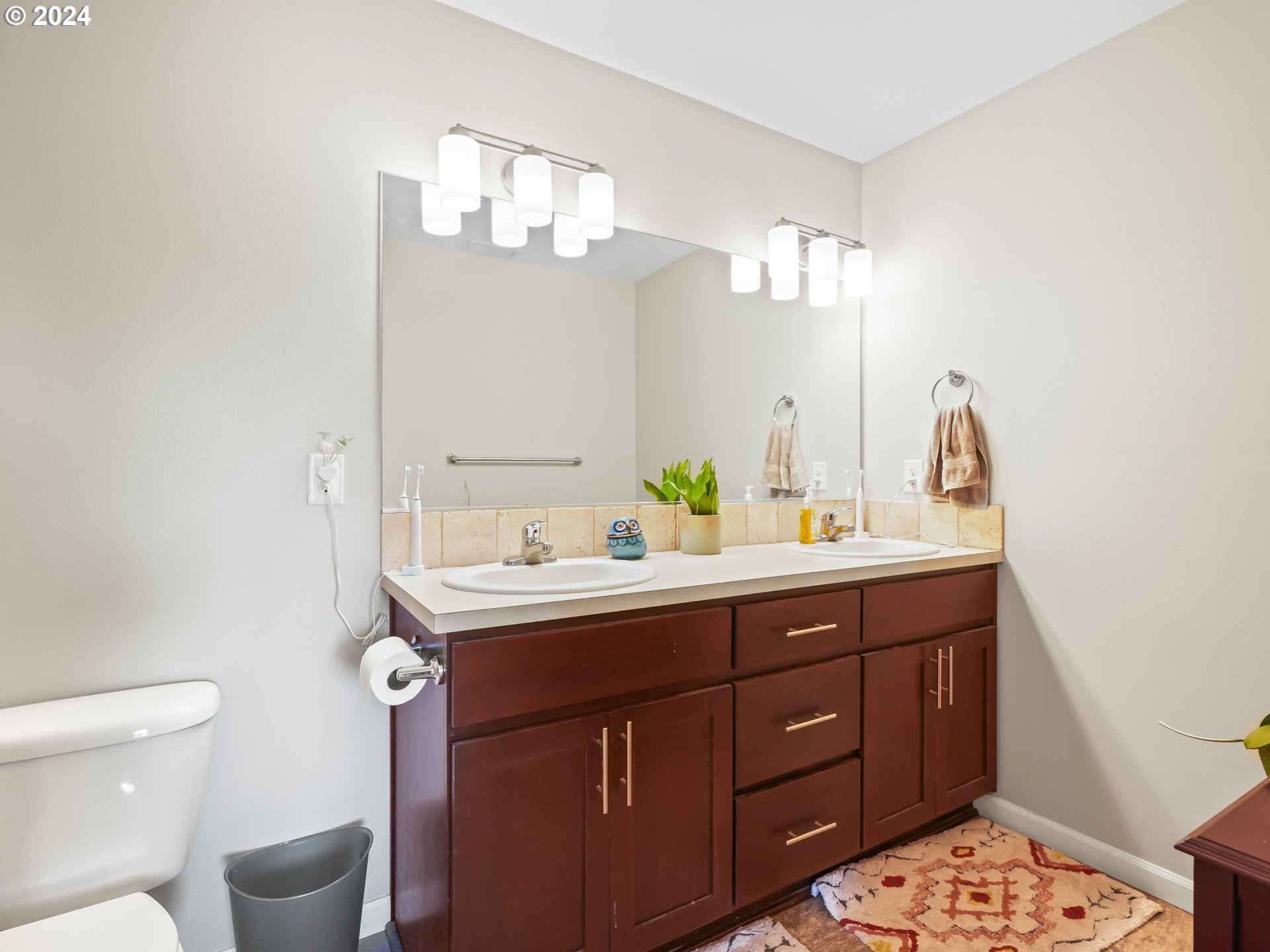 35 North 42nd Place Ridgefield, WA 98642 - Photo 25 of 31 a bathroom with a sink and a mirror