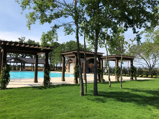 a view of yard from a balcony