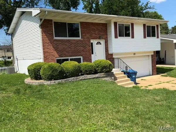 $299,700 | 17 St Lawrence Drive, Ballwin, MO 63021