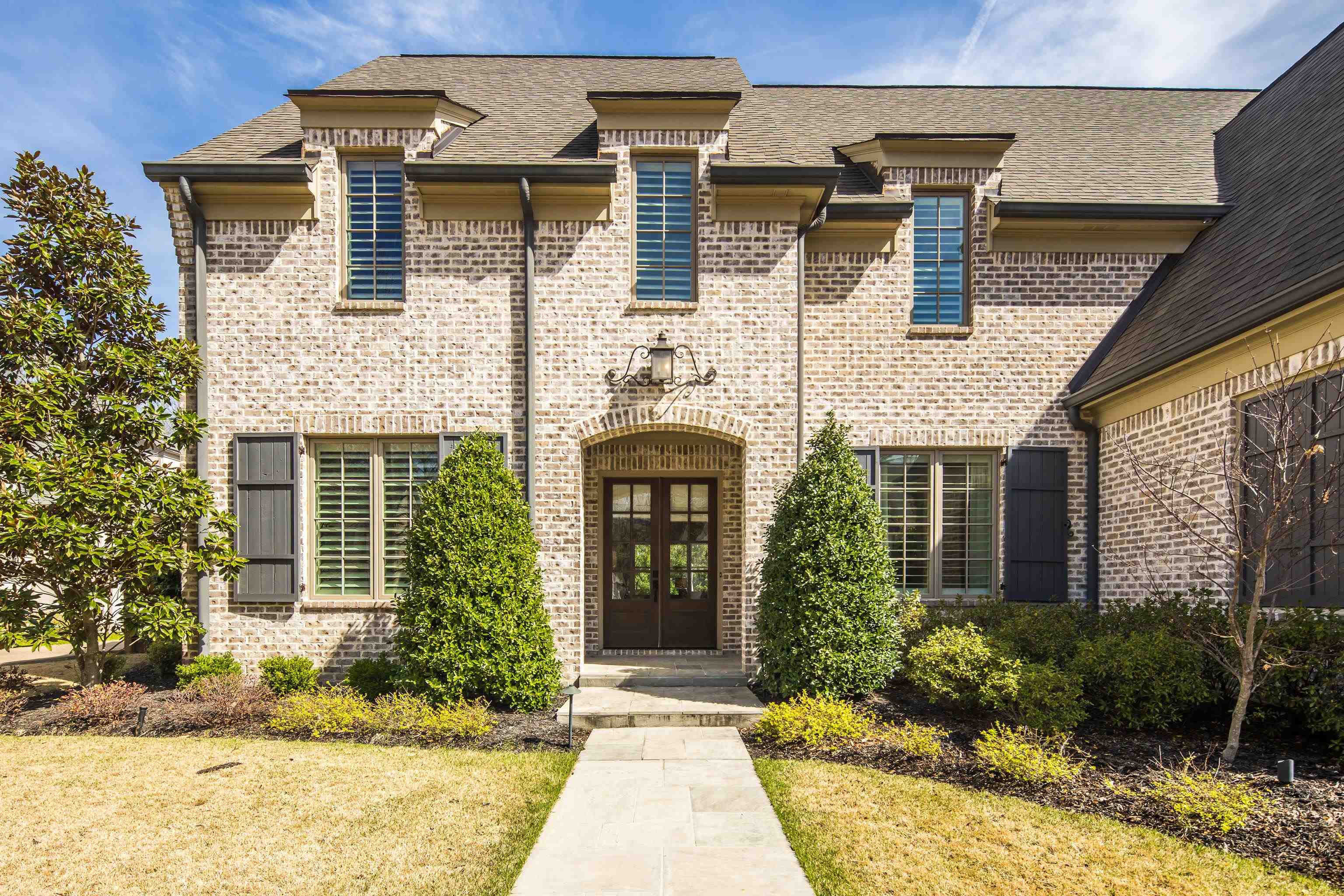 516 Lambs Brook Lane Collierville, TN 38017 - Photo 3 of 39 a front view of a house with garden
