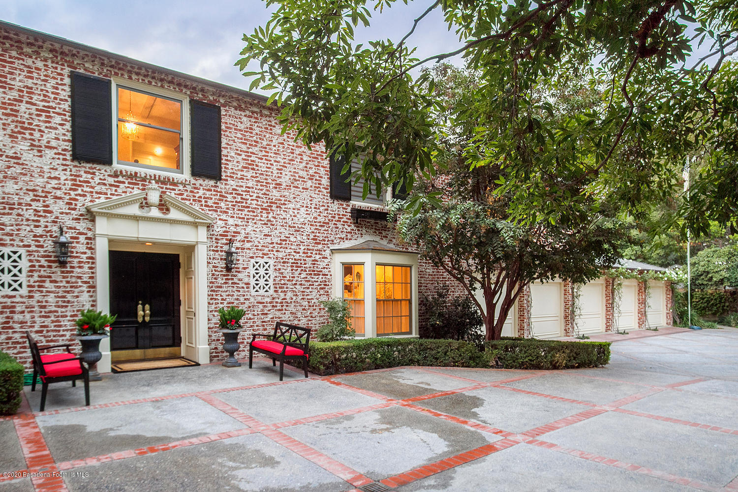 a view of a house with backyard and garden