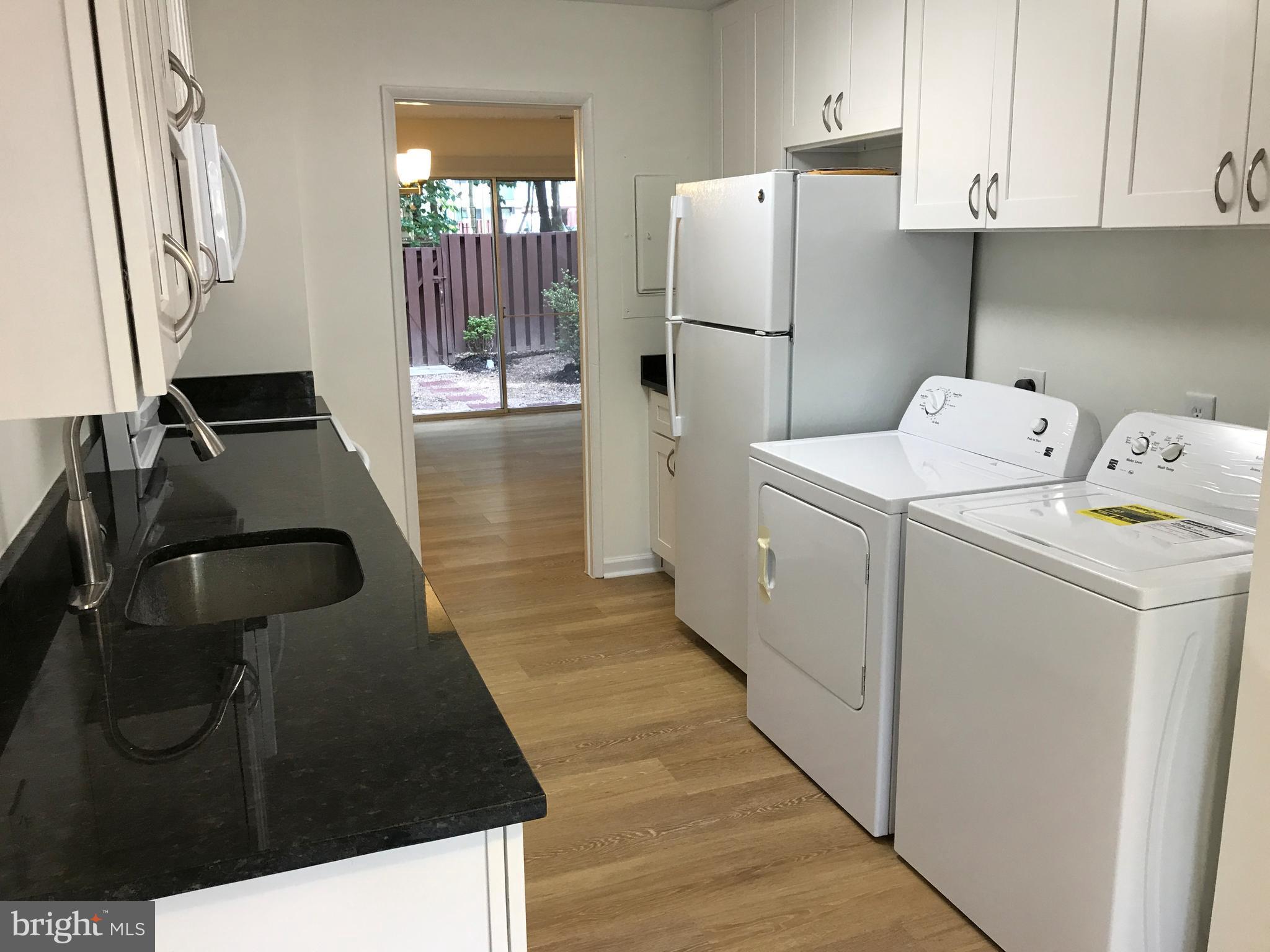 2255 Southgate Square Reston, VA 20191 - Photo 6 of 19 Custom Granite & New Appliances