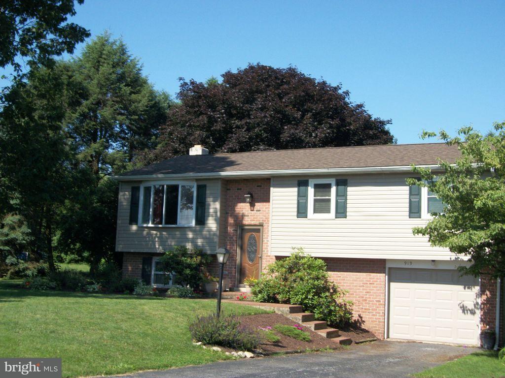 919 Rabbit Hill Road Lititz, PA 17543 - Photo 2 of 35
