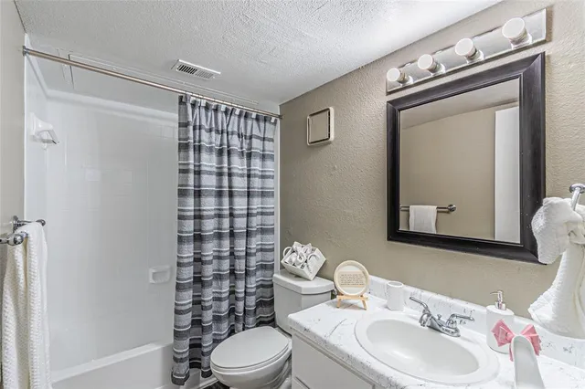 $1,260 | 300 West Wintergreen Road, DeSoto, TX 75115