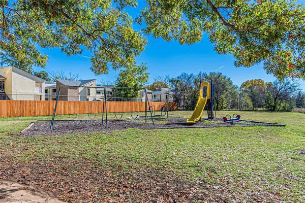 $1,260 | 300 West Wintergreen Road, Unit 226, DeSoto, TX 75115