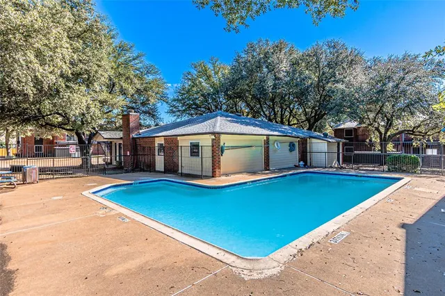 $1,260 | 300 West Wintergreen Road, DeSoto, TX 75115