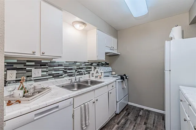 $1,260 | 300 West Wintergreen Road, DeSoto, TX 75115