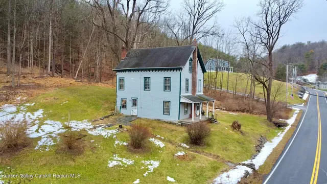 a view of a house with a yard
