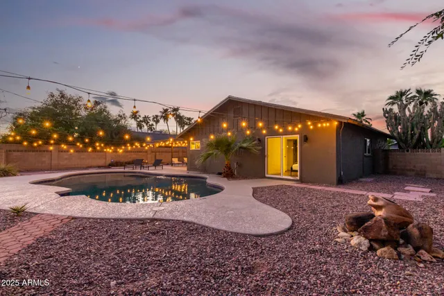 a view of a backyard