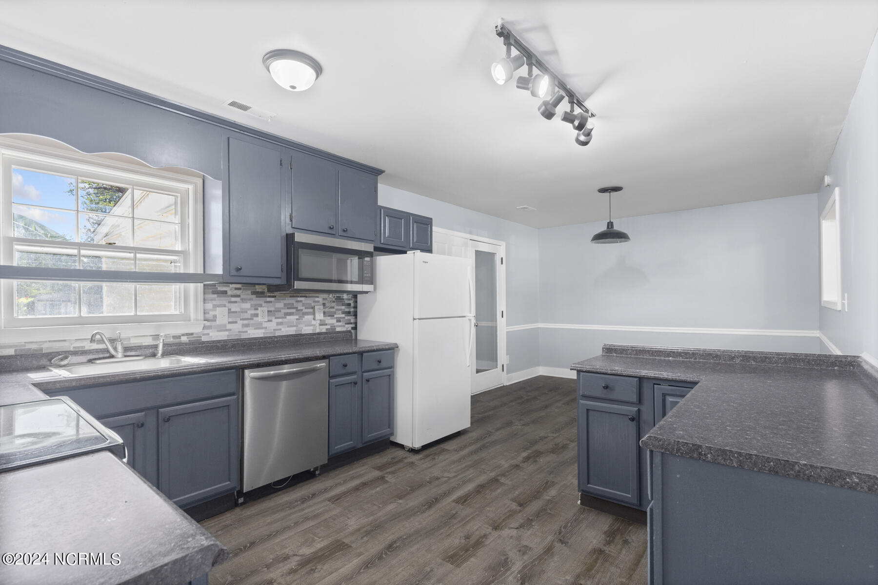210 Murdoch Road Newport, NC 28570 - Photo 4 of 16 kitchdiningarea