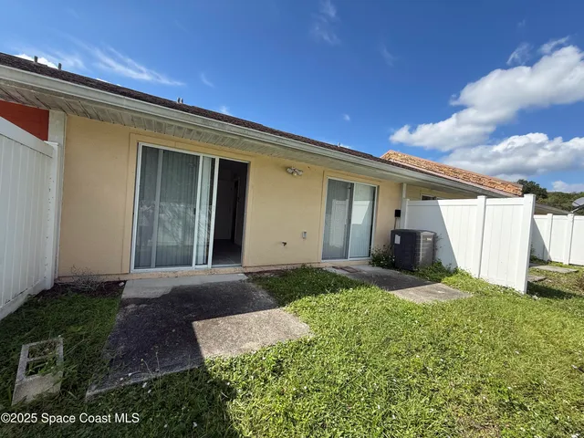 a view of a house with backyard and porch