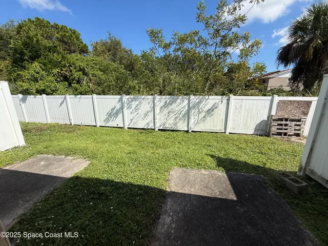 a view of a back yard