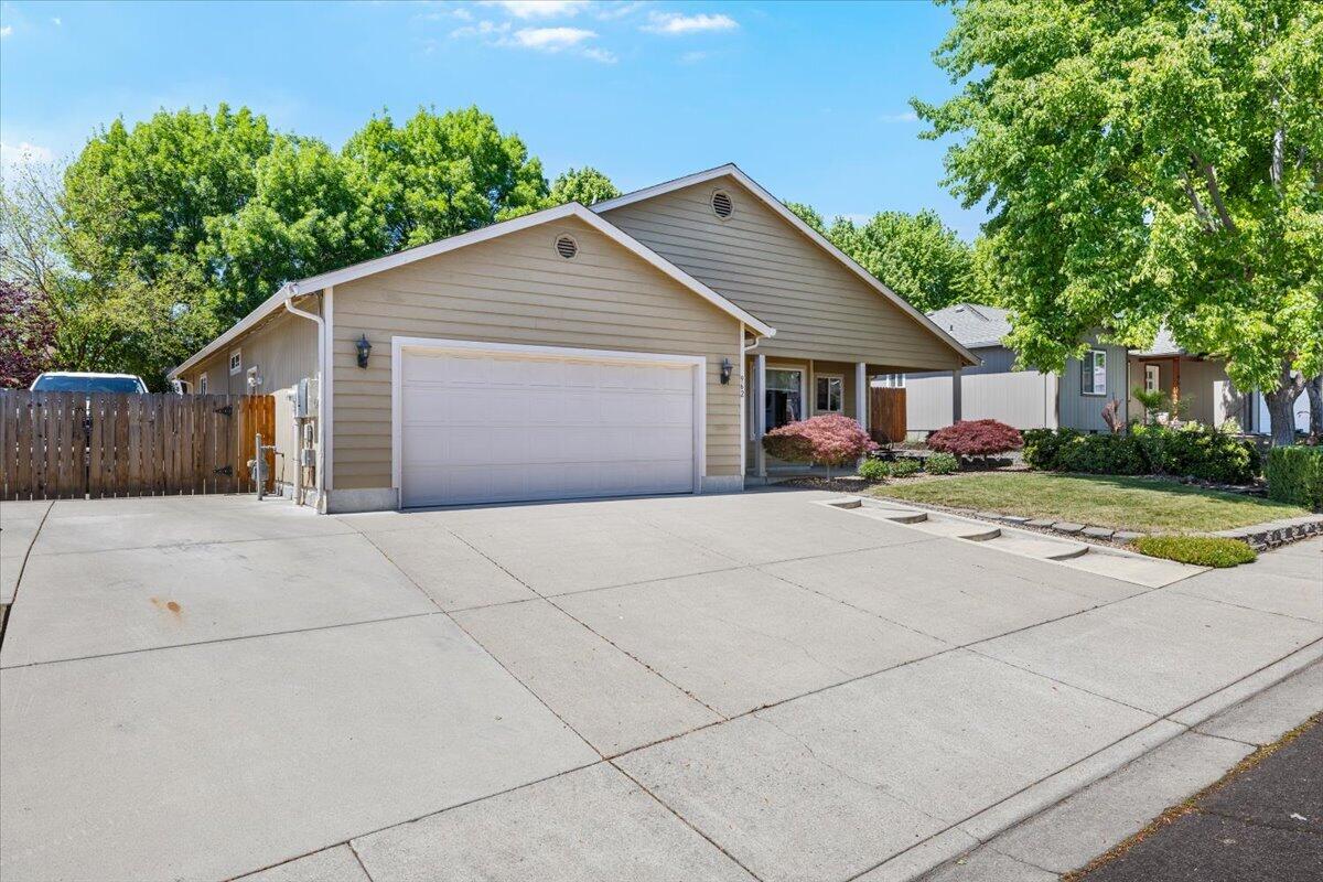 962 Ridgeview Drive Eagle Point, OR 97524 - Photo 2 of 27 05-CI_6001