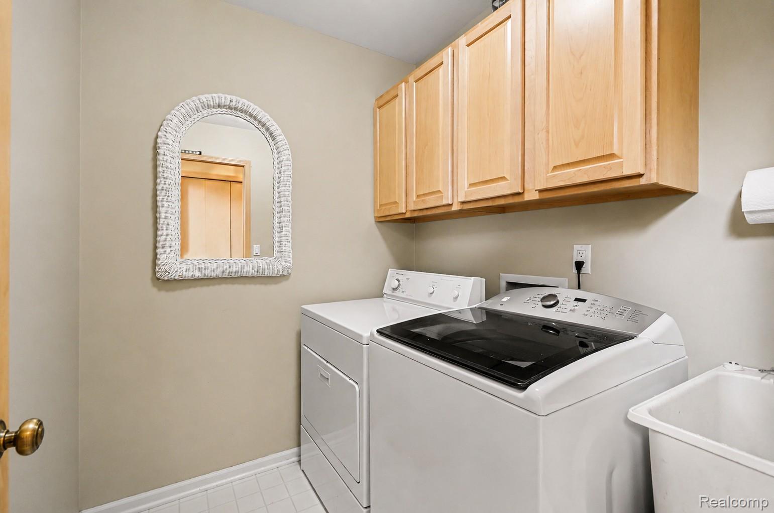6638 Ridgeview Drive Clarkston, MI 48346 - Photo 22 of 28 spacious laundry area