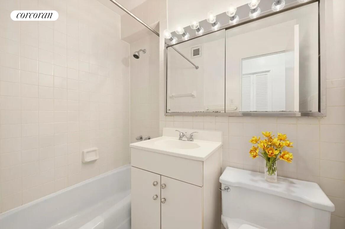 370 East 76th Street, Unit B308 Manhattan, NY 10021 - Photo 4 of 7