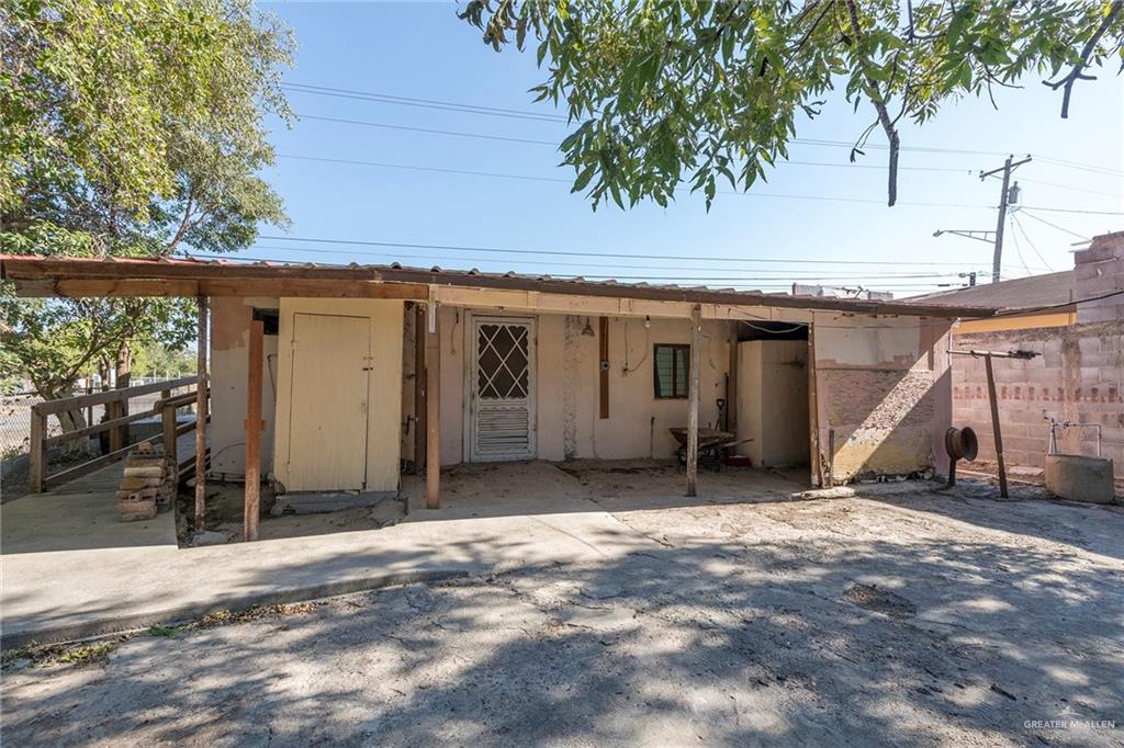 5068 East US Highway 83 Rio Grande City, TX 78582 - Photo 13 of 19 a backyard of a house