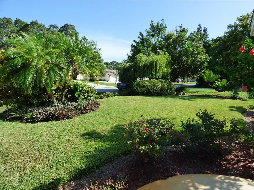1132 Horizon Road Venice, FL 34293 - Photo 19 of 23 Front garden