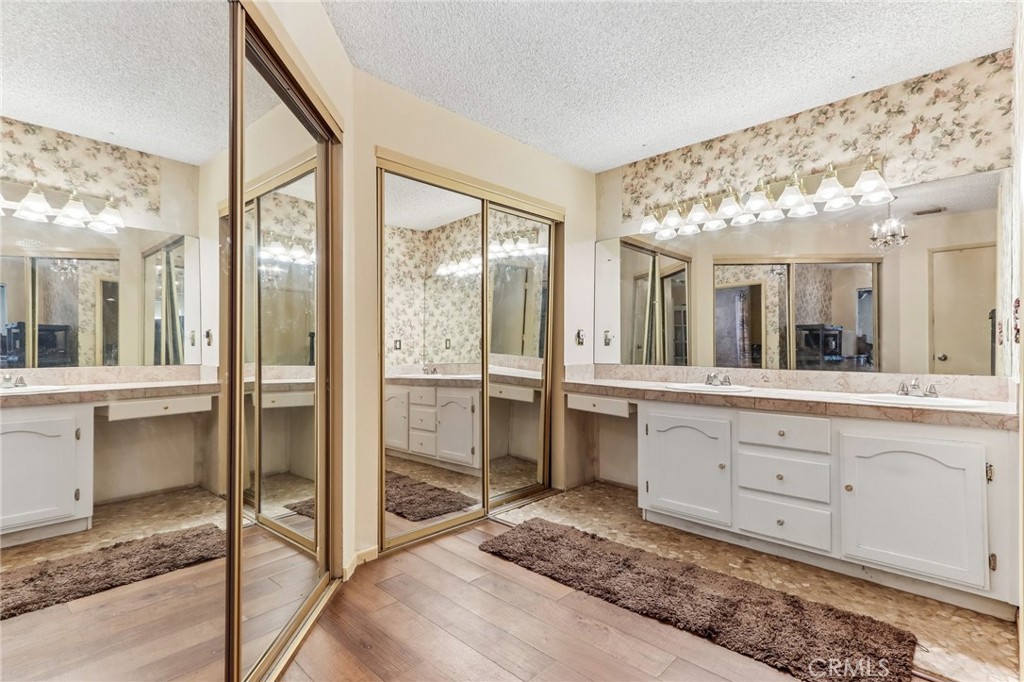 14182 Gayhead Road Apple Valley, CA 92307 - Photo 27 of 69 Primary room bathroom