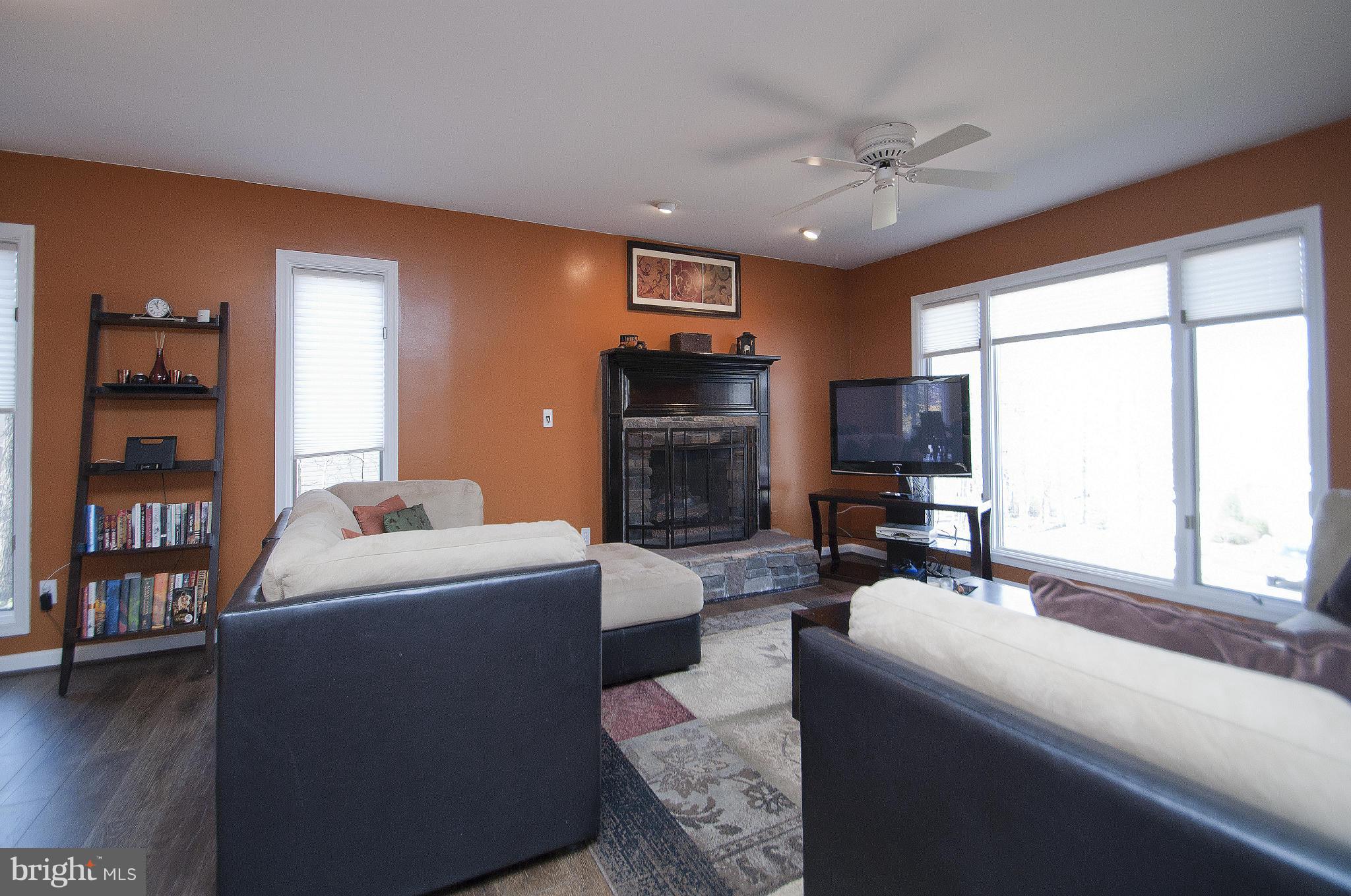 111 Federal Road Locust Grove, VA 22508 - Photo 5 of 27 Living Room