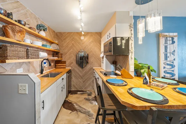 $1,100,000 | 150 Hauoli Street, Unit 511, Wailuku, HI 96793