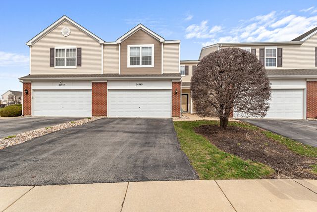 a view of a front of house with a yard