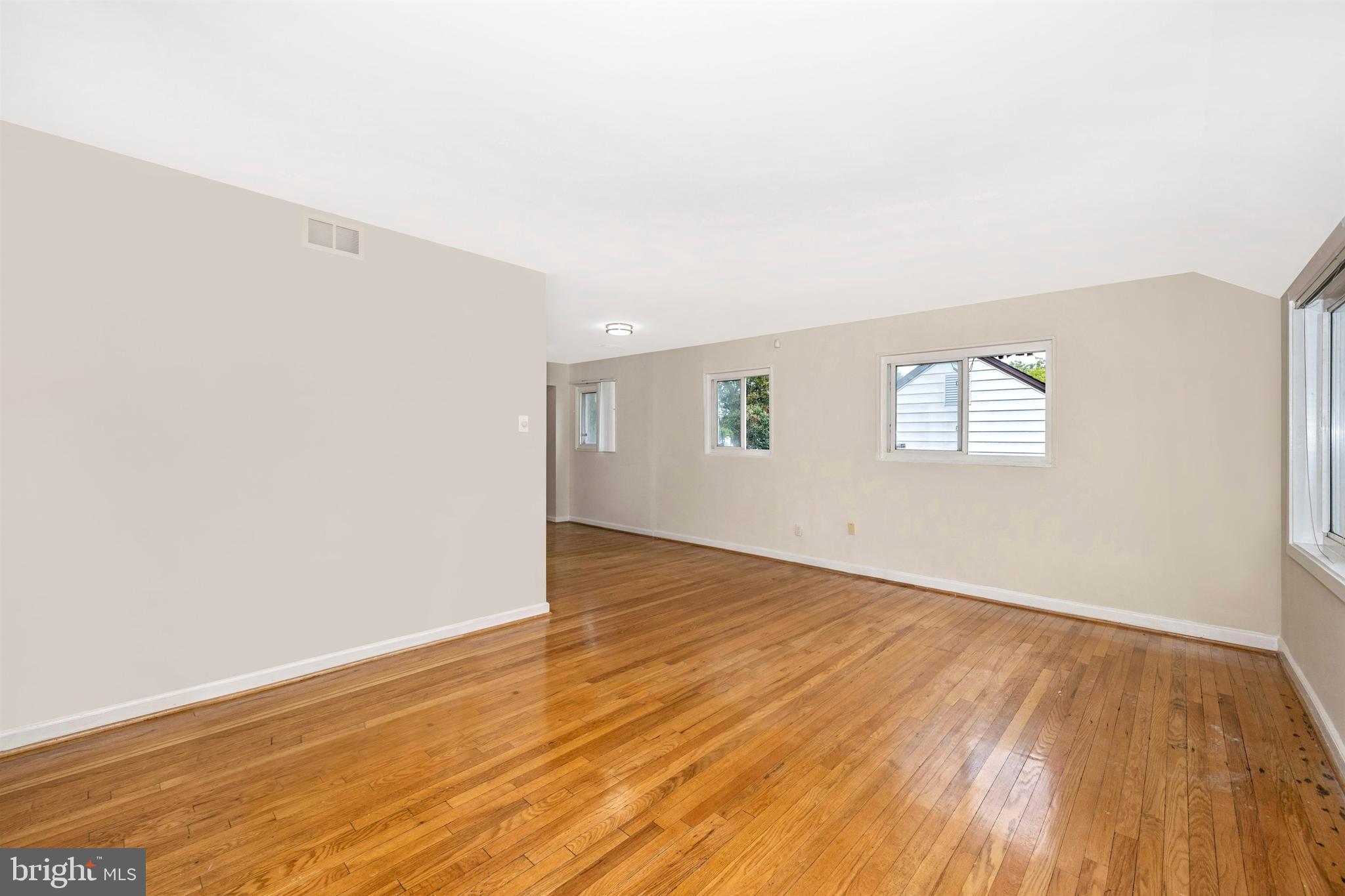 12607 Epping Road Silver Spring, MD 20906 - Photo 6 of 39 Living Room
