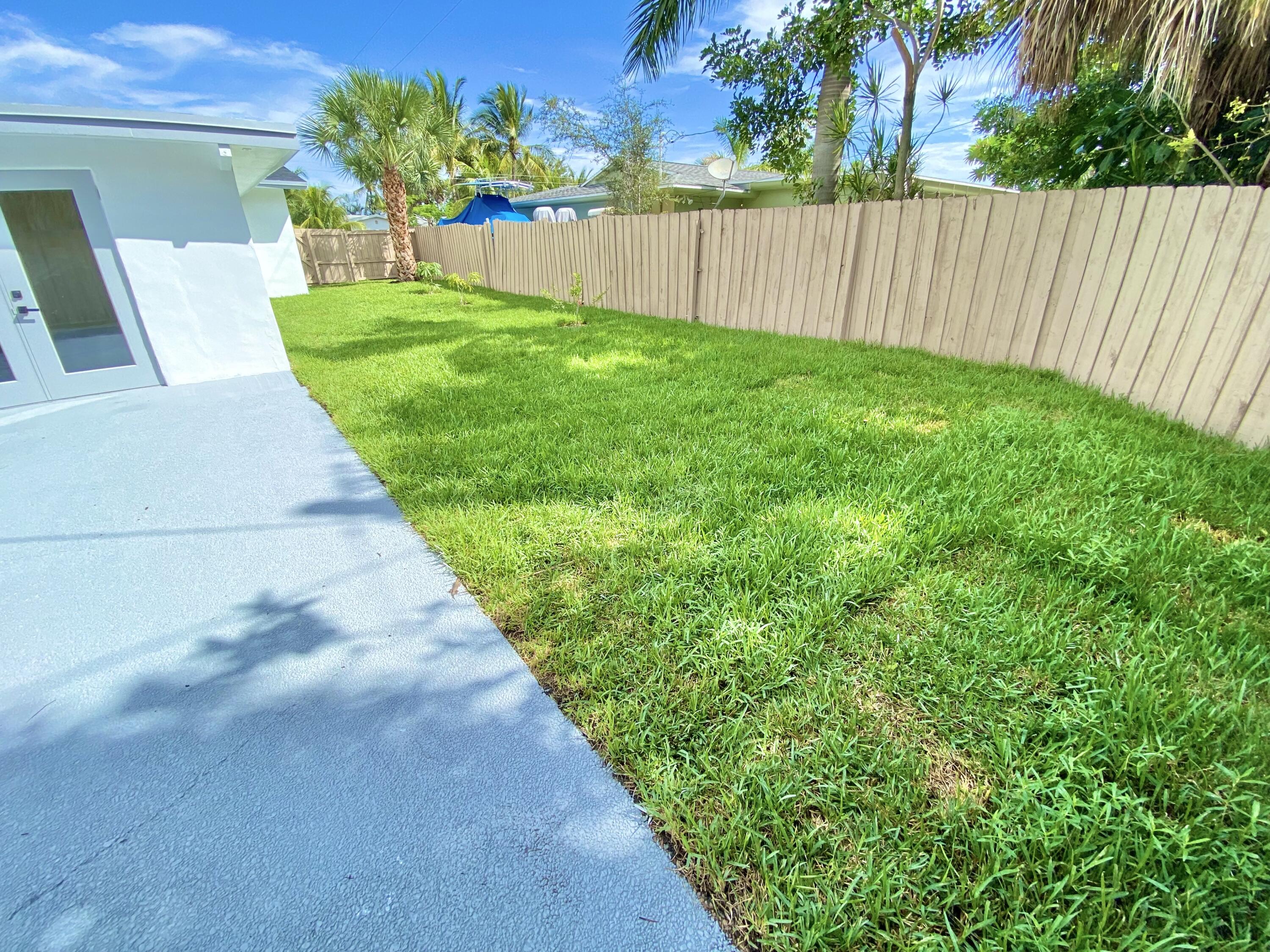 500 Southwest 3rd Avenue Boca Raton, FL 33432 - Photo 31 of 39 a view of a backyard with a garden