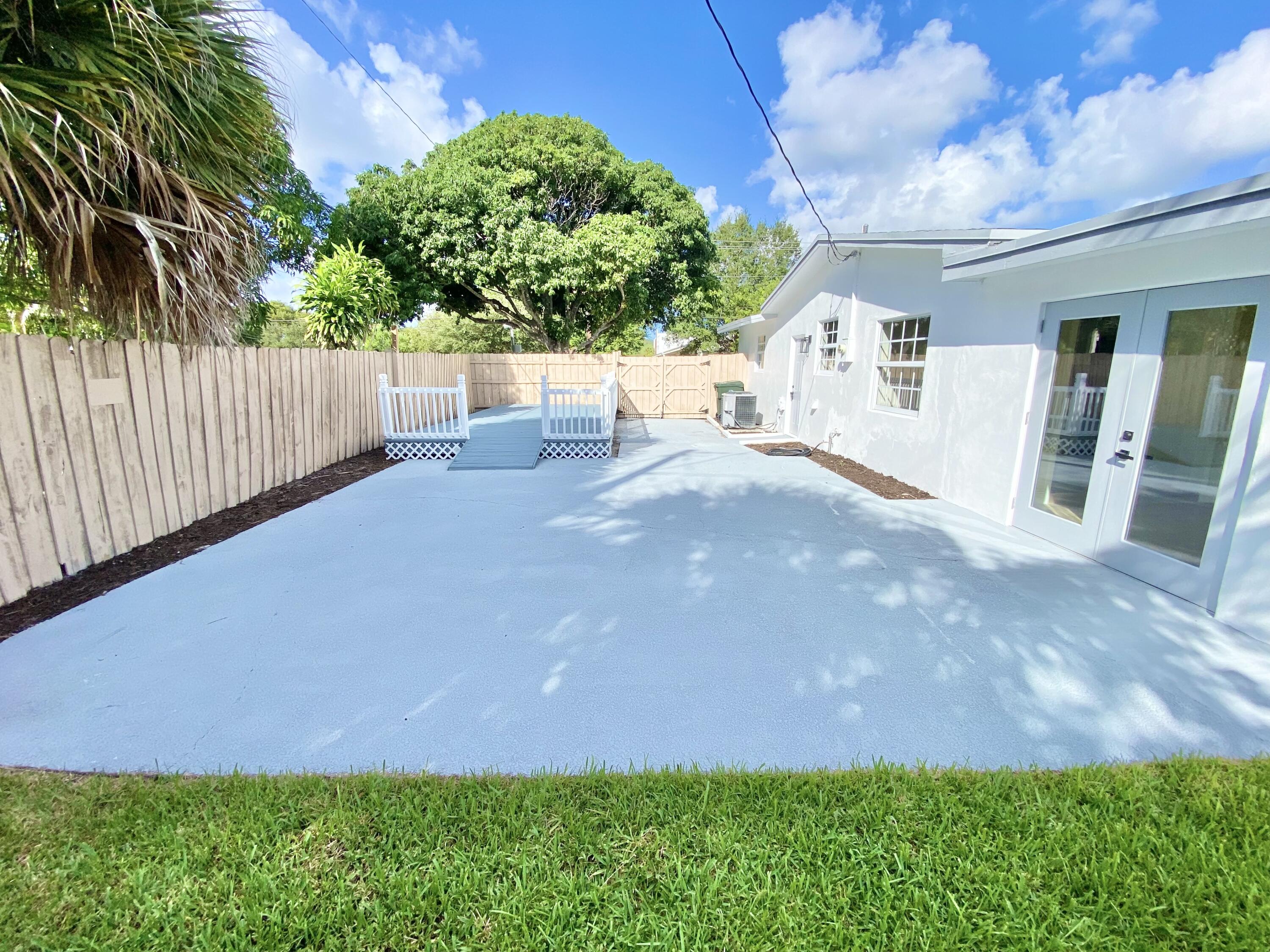 500 Southwest 3rd Avenue Boca Raton, FL 33432 - Photo 33 of 39 a view of an outdoor space and yard