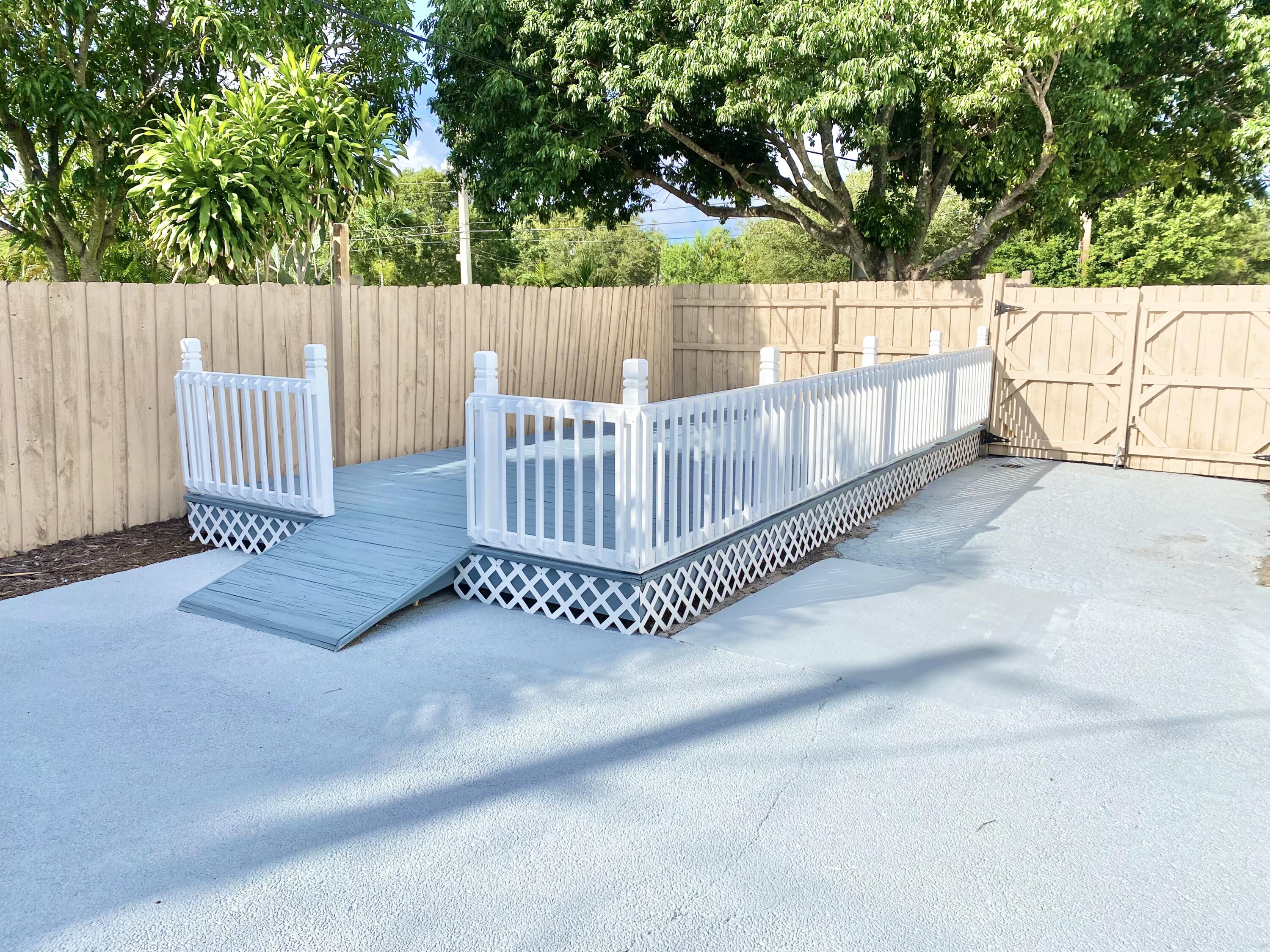 500 Southwest 3rd Avenue Boca Raton, FL 33432 - Photo 34 of 39 a view of a fence and trees