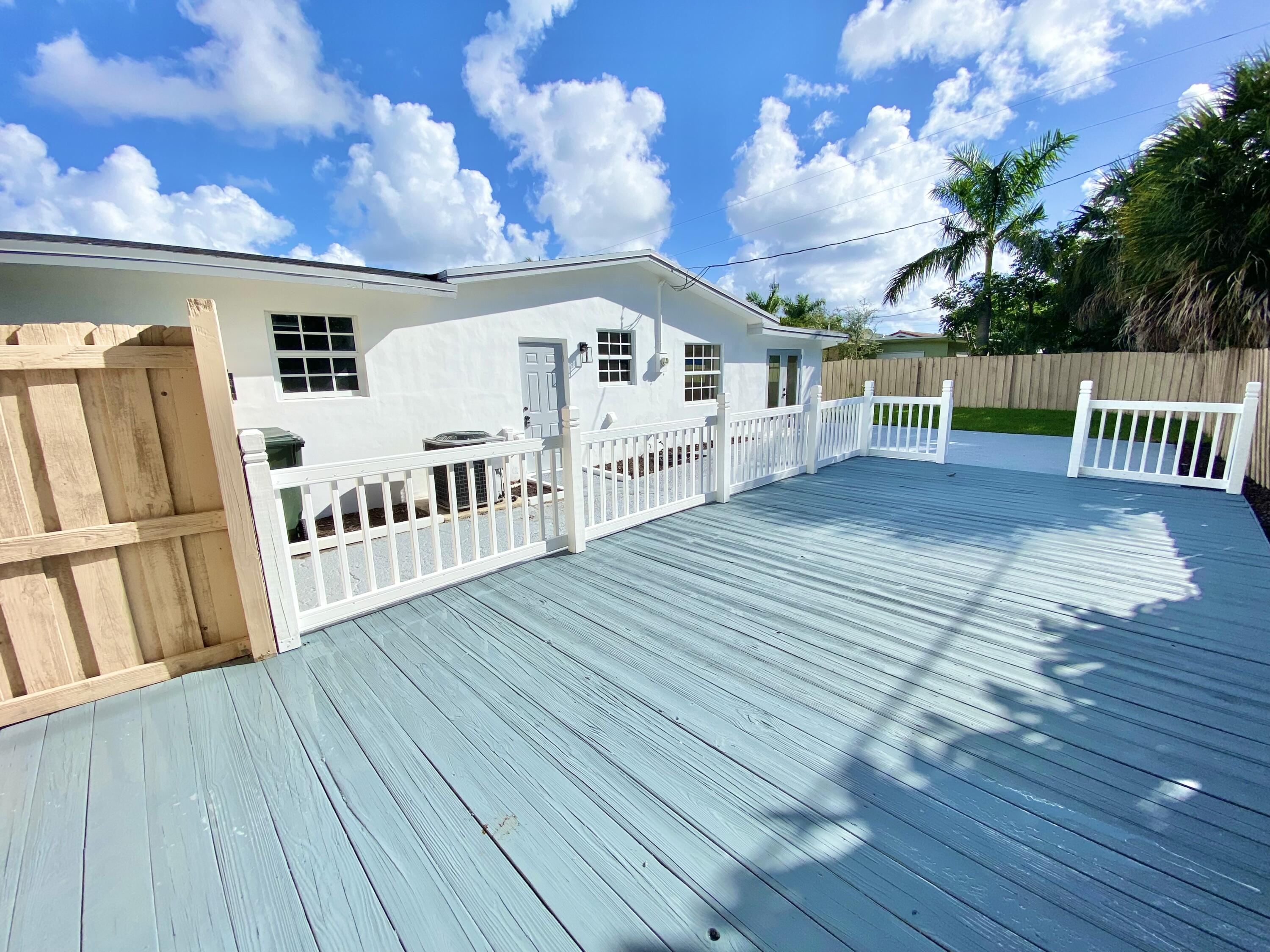 500 Southwest 3rd Avenue Boca Raton, FL 33432 - Photo 35 of 39 a view of a house with wooden deck