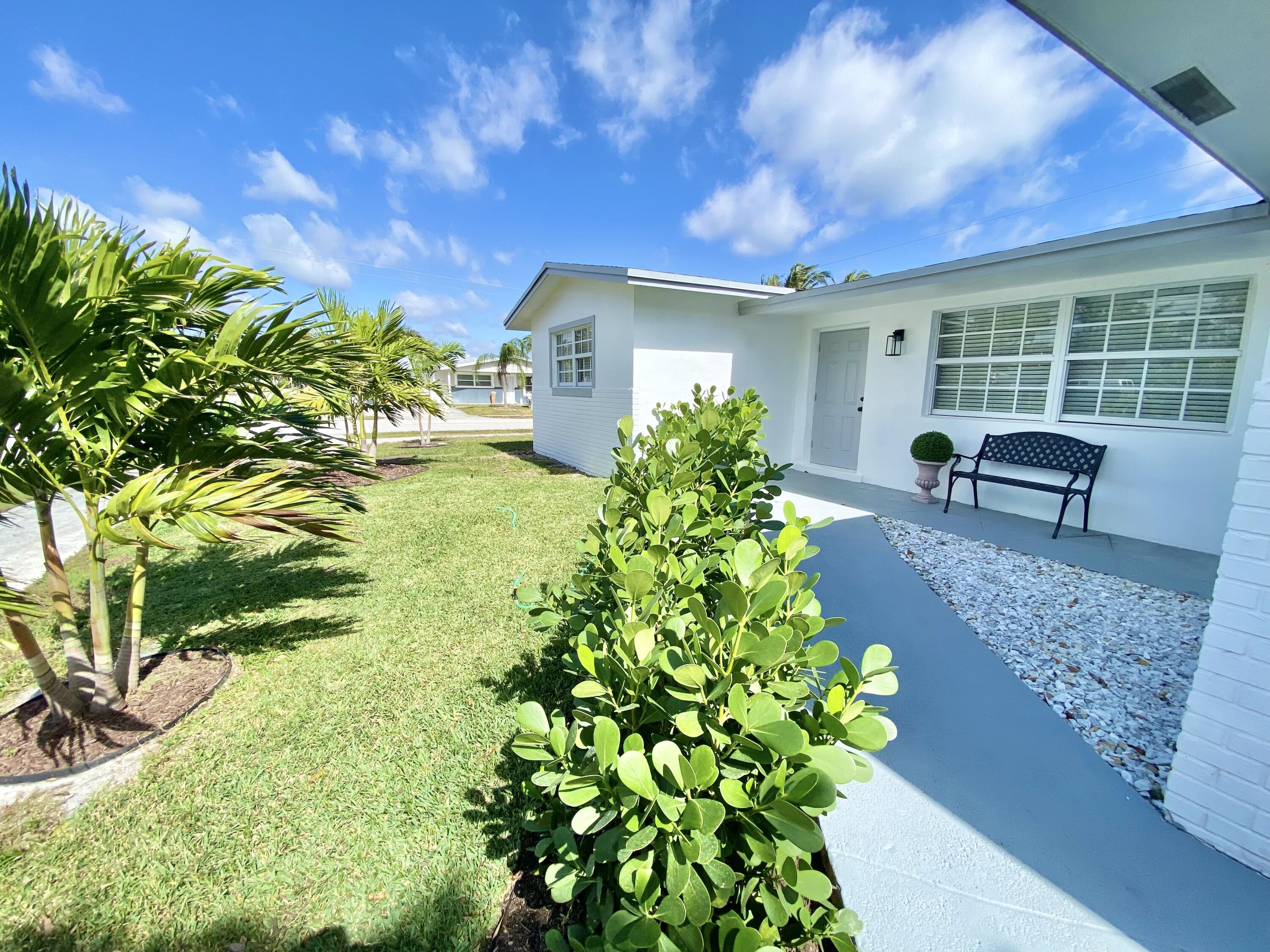 500 Southwest 3rd Avenue Boca Raton, FL 33432 - Photo 5 of 39 a front view of a house with garden