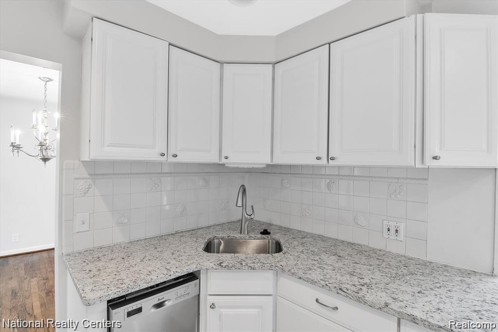 1798 Oxford Road Grosse Pointe, MI 48236 - Photo 16 of 35 17-1798-Oxford-Rd-WindowStill-Real-Estate-Photography-17.jpg