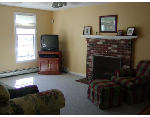 17 Deer Run Road Bellingham, MA 02019 - Photo 6 of 19 Gallery Image 6
